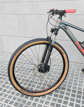 Bicicleta CUBE gris con detalles rojos