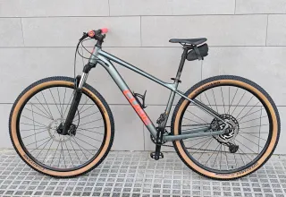 Bicicleta CUBE gris con detalles rojos