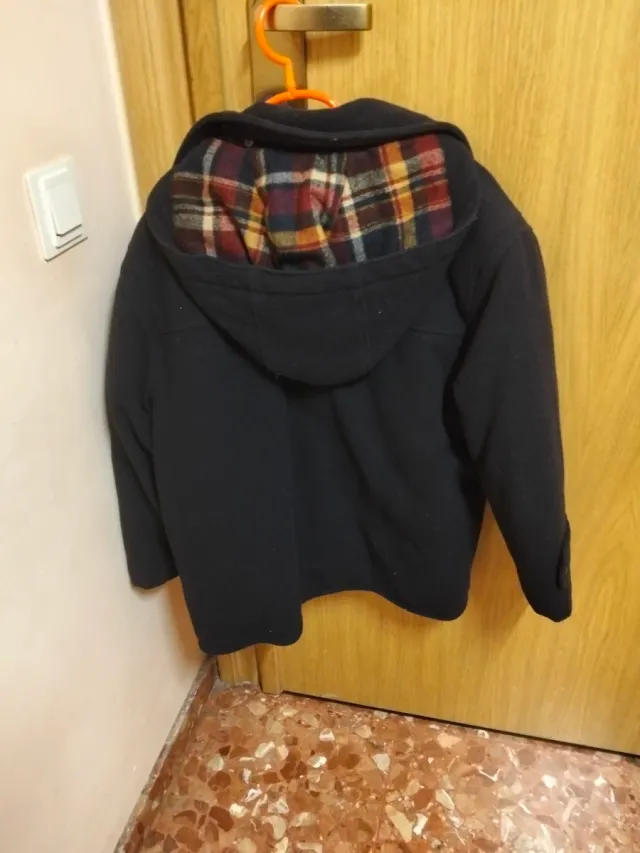 Trenca niño azul con forro de cuadros. Talla 10