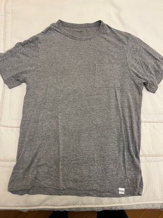 Camiseta Pull&Bear gris con bolsillo