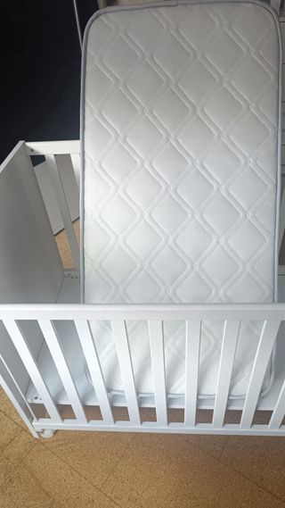 Cuna de bebé blanca con colchón