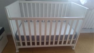 Cuna de bebé blanca con colchón