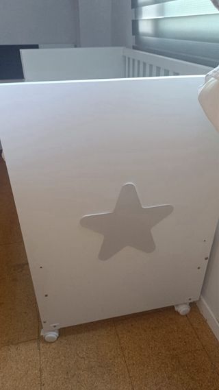 Cuna de bebé blanca con colchón