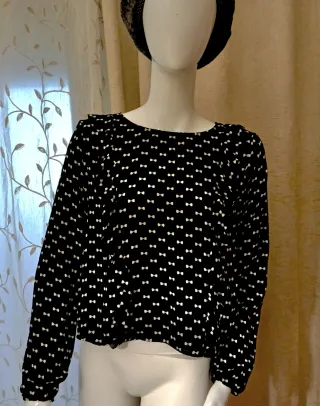 Blusa negra con estampado de lazos blancos