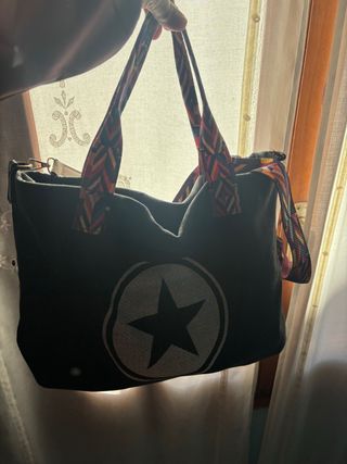 Bolso negro con estrella multicolor