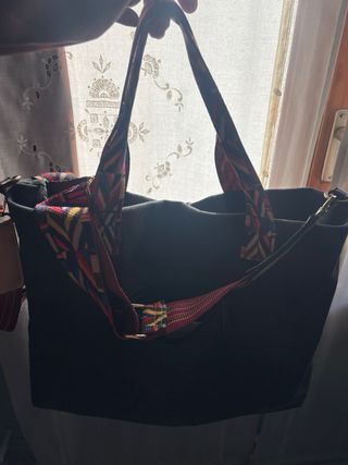 Bolso negro con estrella multicolor