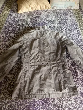 Chaqueta corta beige con bolsillos