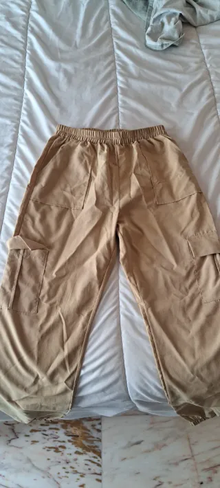 Pantalones cargo beige nuevos