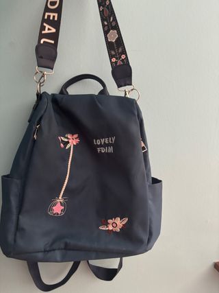 Mochila azul con bordados