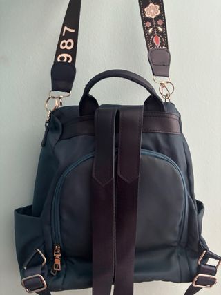 Mochila azul con bordados