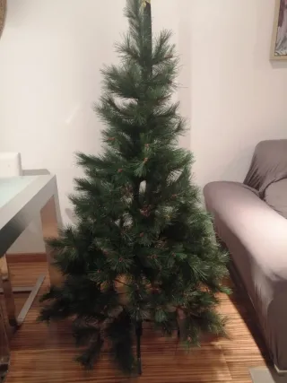 Árbol de Navidad verde con adornos plateados