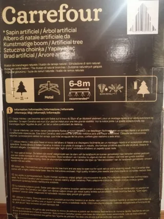 Árbol de Navidad verde con adornos plateados