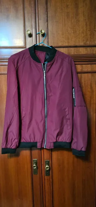 Cazadora granate con cremallera