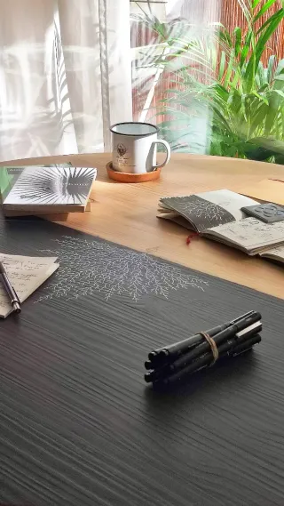 Mesa comedor diseño industrial de madera quemada