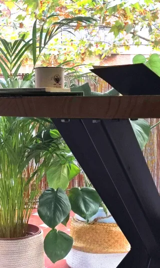 Mesa comedor diseño industrial de madera quemada