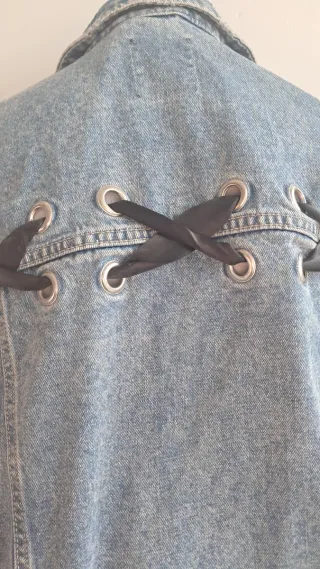 Monisima cazadora vaquera con cintas q esta estupe