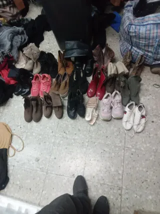 Zapatos y ropa de mujer y botas y bambas