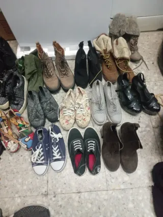 Zapatos y ropa de mujer y botas y bambas