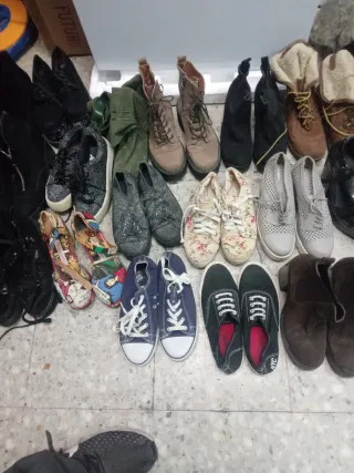 Zapatos y ropa de mujer y botas y bambas