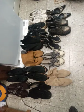 Zapatos y ropa de mujer y botas y bambas