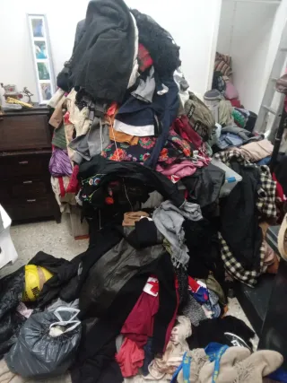 Zapatos y ropa de mujer y botas y bambas