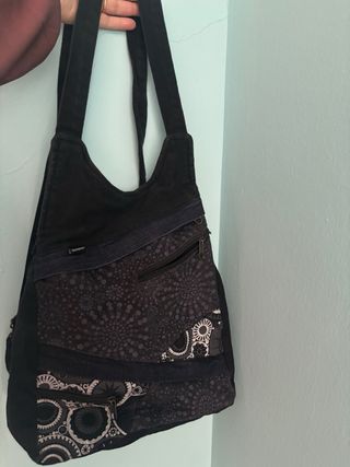 Mochila negra y gris con estampado