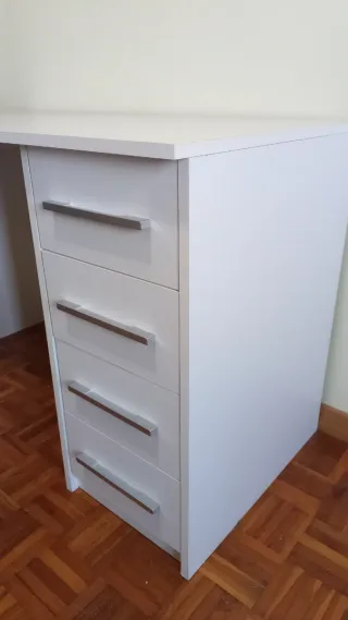 Scrivania bianca con cassetti