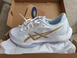 Zapatillas Asics blancas y doradas nuevas
