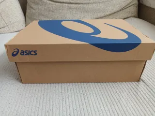 Zapatillas Asics blancas y doradas nuevas