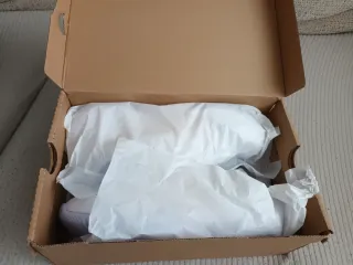 Zapatillas Asics blancas y doradas nuevas