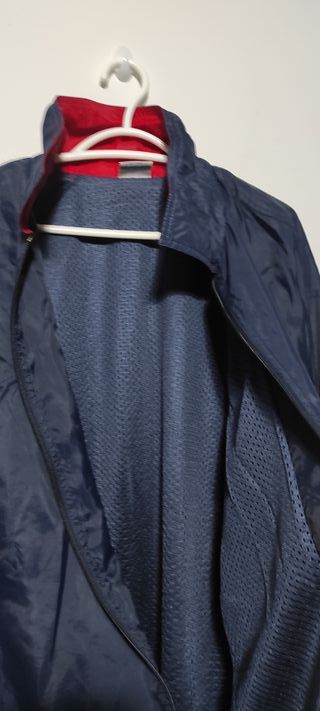 Chubasquero Reebok vintage de los años 2000.