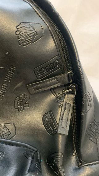 Mochila negra con estampado