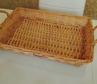 Cesta de mimbre rectangular con asas