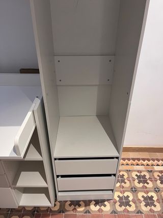 Armario estrecho con colgador y cajones