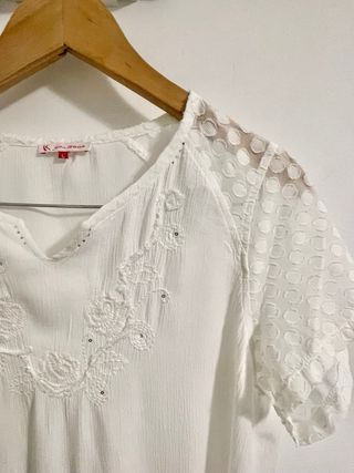 Blusa blanca suave con lentejuelas,perfecto estado