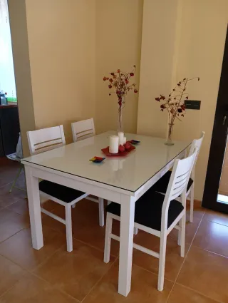 Mesa de comedor blanca con 4 sillas y mueble