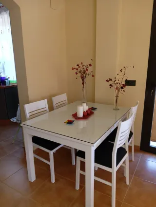 Mesa de comedor blanca con 4 sillas y mueble