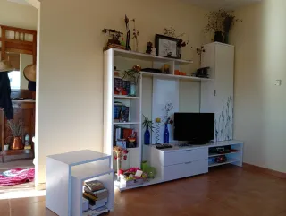 Mesa de comedor blanca con 4 sillas y mueble