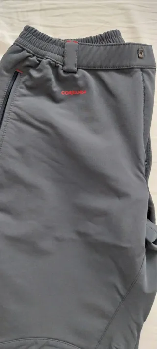 Pantalón Trekking Gris y Rojo