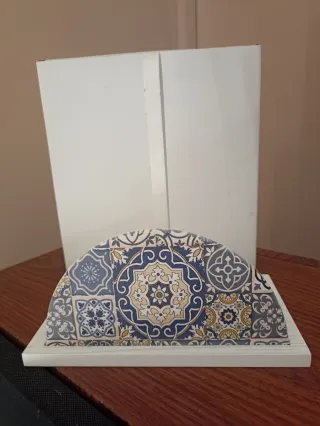 Portabicchieri decorato in legno