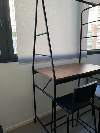 Mueble bar alto con estantería y 2 taburetes