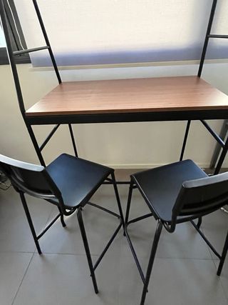 Mueble bar alto con estantería y 2 taburetes