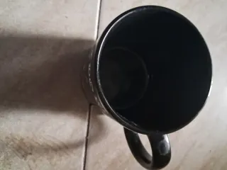 Taza Negra con Diseño de Demonio
