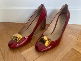 Zapatos de tacón Max Mara rojos con detalle dorado