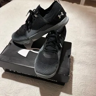 Zapatillas Under Armour Negras y Grises