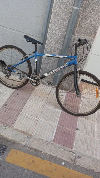 Bicicleta de montaña azul