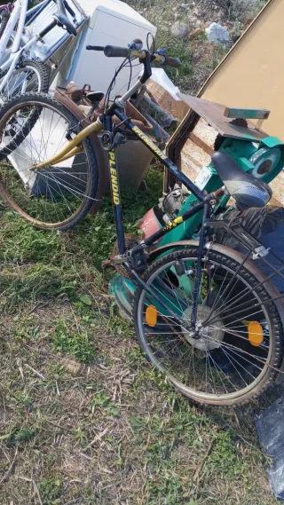 Bicicleta de montaña azul