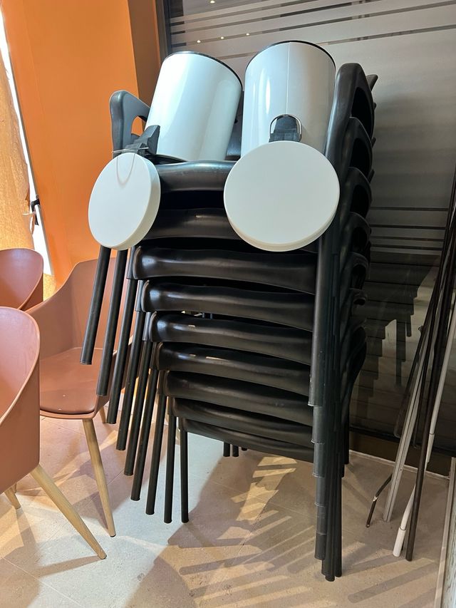 Sedie in plastica impilabili nere, 9 unità a 7€