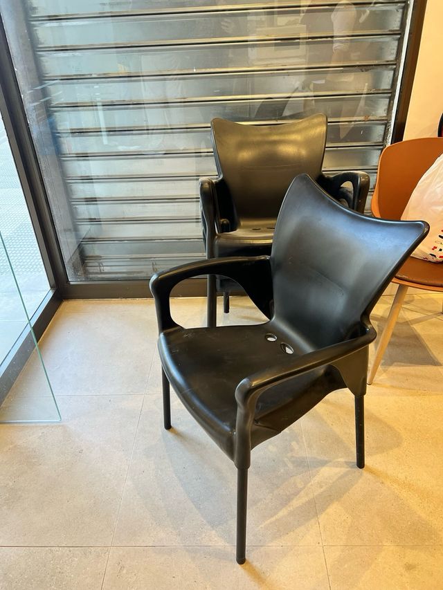 Sedie in plastica impilabili nere, 9 unità a 7€