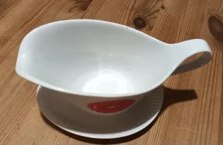 Salsera de porcelana pegada al plato